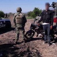 Detienen a presunto delincuente en posesión de AK-47 y lanzagranadas