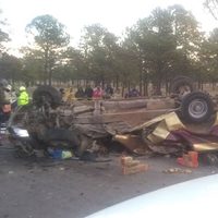 Choque entre un camión con trabajadores y un tractocamión en Durango deja ocho muertos