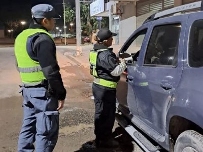 En un amplio operativo de tránsito retuvieron varios vehículos por falta de documentación en Centenario