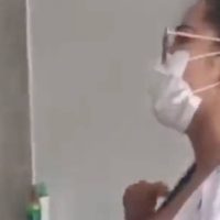Denuncian discriminación contra una madre de familia en una junta escolar por su vestimenta (Video)