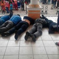 Retienen normalistas a cinco policías municipales en Nahuatzen, Michoacán