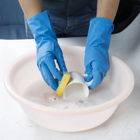 El trucazo de la abuela para limpiar el baño con guantes de goma y evitar ensuciarte