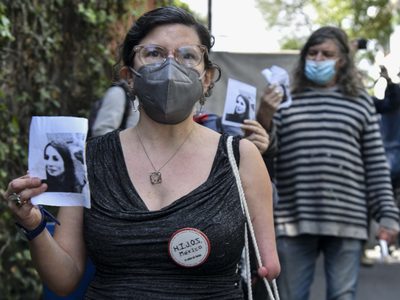 "Echeverría asesino" y "genocida", gritan al expresidente afuera de su casa de San Jerónimo