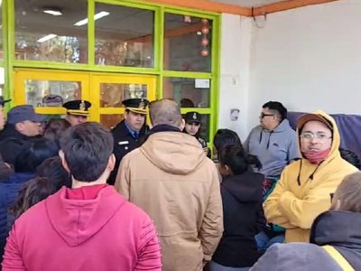 Tensión en el Jardín 13 de Centenario ante la denuncia contra un portero por un caso de abuso