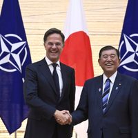 Japón y OTAN prometen reforzar lazos de seguridad ante amenazas regionales