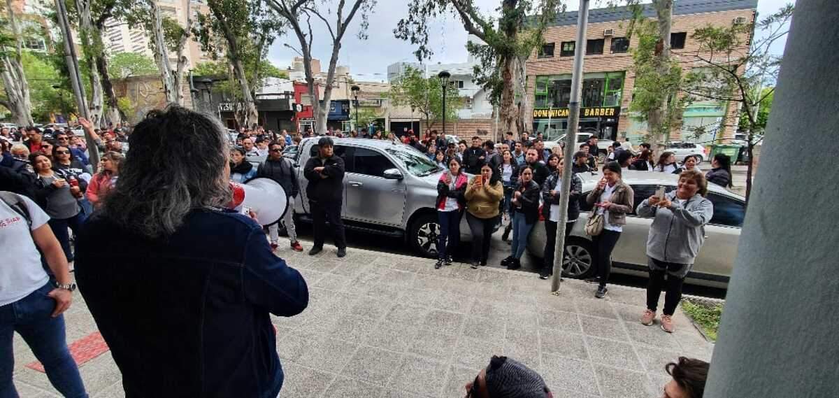 El secretario gremial de la CTA en Neuquén, Juan Carlos Hernández junto a los trabajadores. Fuente: (Javier Manzano)