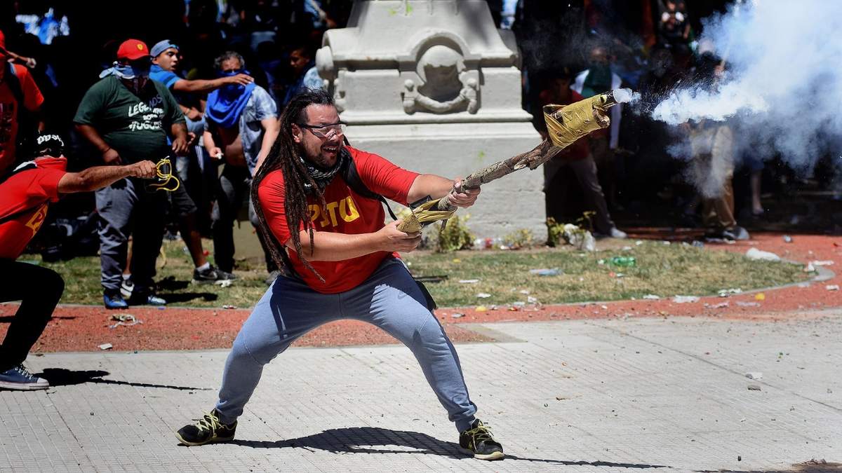 Sebastián Romero disparando un mortero. Fuente: (Twitter)