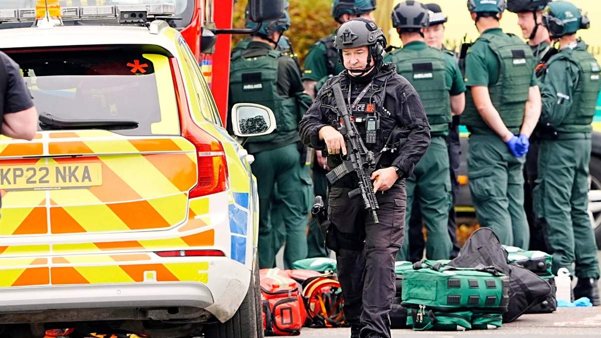 Un agente de policía armada se ve en el lugar de un apuñalamiento en la sinagoga Congregación Hebrea Heaton Park , en Crumpsall, Manchester, Inglaterra, el jueves 2 de octubre de 2025