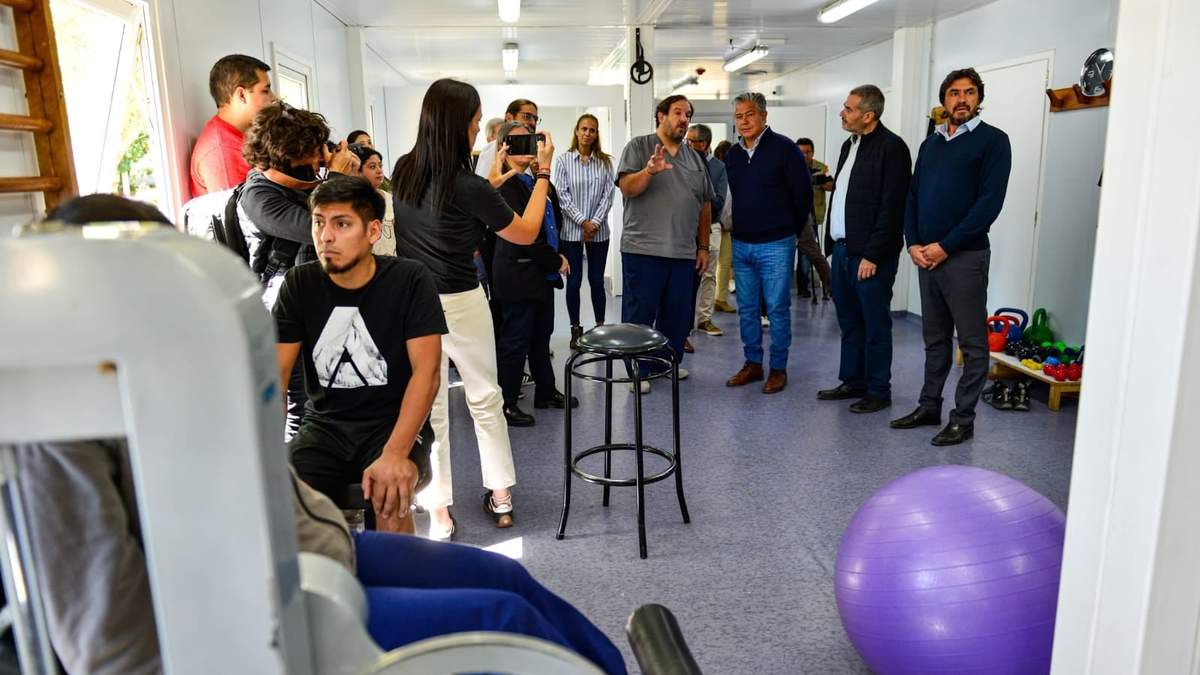 Recorrida del gobernador por las nuevas instalaciones. Fuente: (X)
