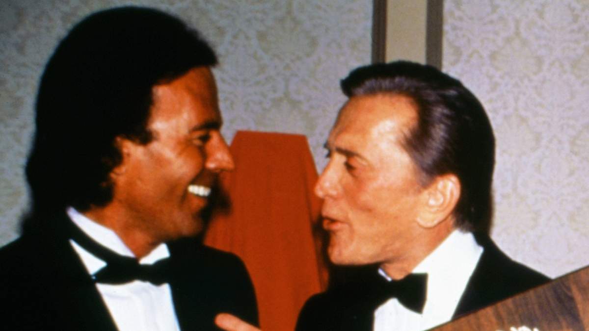 Julio Iglesias y Kirk Douglas