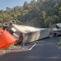 Tráiler vuelca en La Pera y desata caos en la México-Cuernavaca; 12 km de fila de autos (Video)