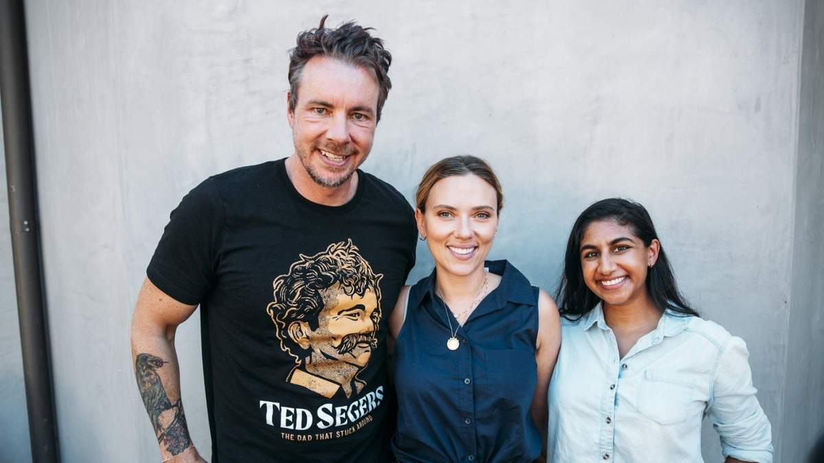 Johansson con su entrevistador, el comediante Dax Shepard