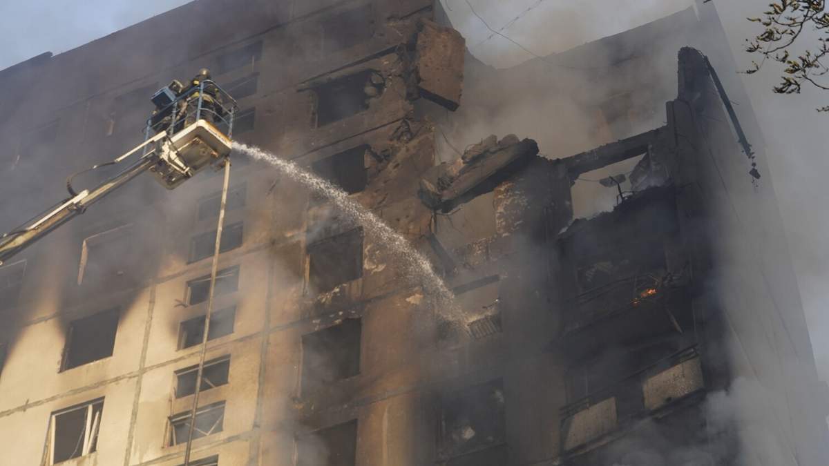 Bomberos combaten un incendio después de que una bomba guiada rusa impactó un edificio residencial, el viernes 30 de agosto de 2024, en Járkiv, Ucrania.