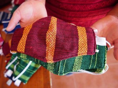 Reinventarse para subsistir: tejedores mexicanos elaboran barbijos