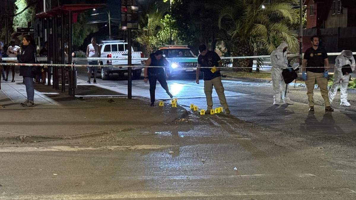 La policía de Chile investigaba el lunes un triple homicidio de “características extremadamente violentas” después de que individuos abrieron fuego en plena vía pública y dispararon más de 50 veces