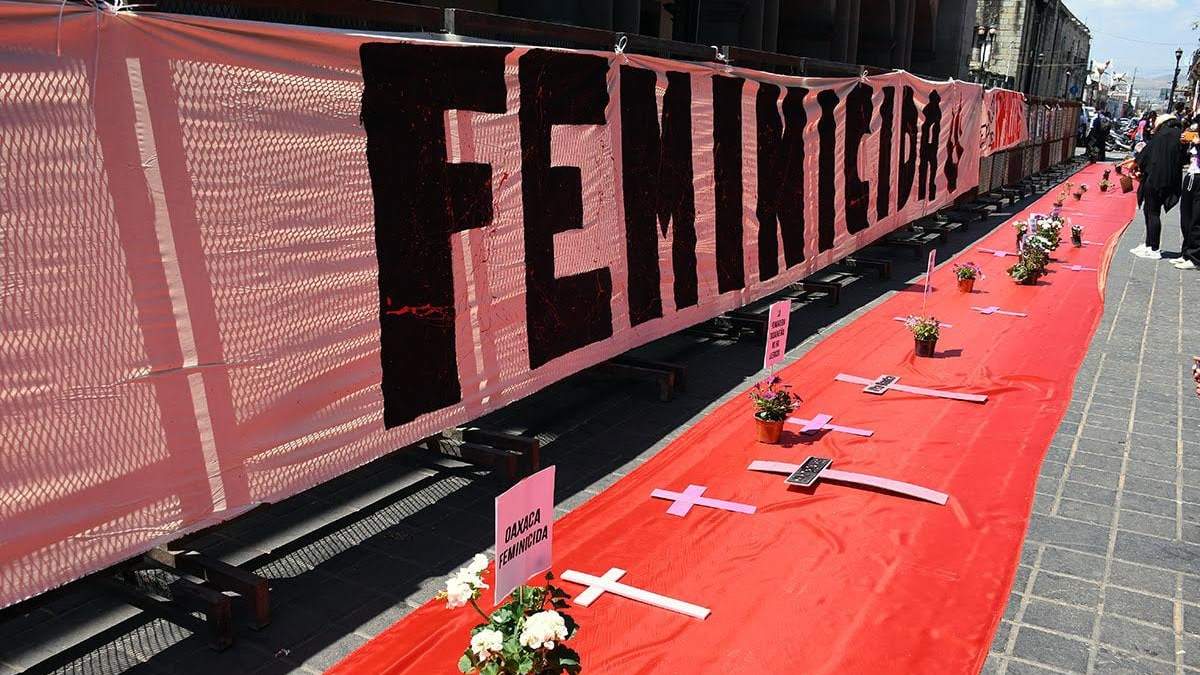 Protesta contra los feminicidios frente al Palacio de Gobierno de Oaxaca