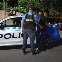 Vecinos de Neuquén detuvieron a un motochorro que había golpeado a una mujer y la arrastró por el piso