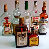 Con una botella de licor vacía y algunas cucharitas plásticas: armá esta impresionante y glamurosa lámpara