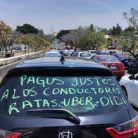 Conductores de plataformas paralizan vialidades de Zapopan y Guadalajara; bloquean aeropuerto