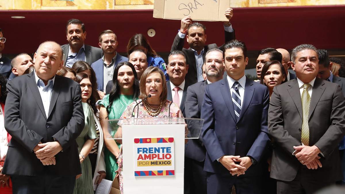 Xóchitl Gálvez en la conferencia con los grupos parlamentarios de PRI, PAN y PRD