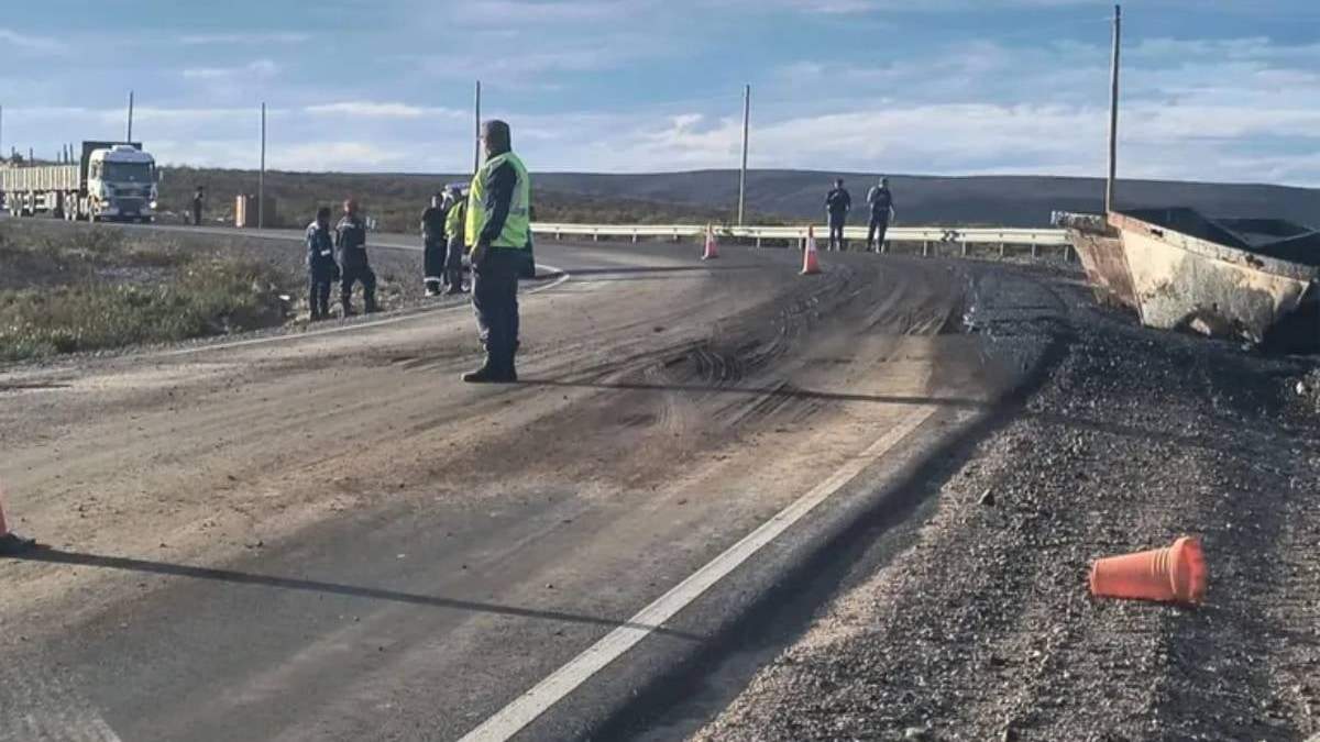 Un camión derramó barro y petro cerca de Rincón de los Sauces. Fuente: (X)