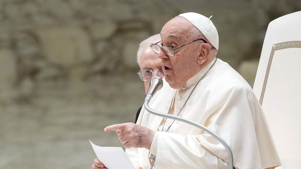 El papa Francisco habla durante su mensaje de Navidad a empleados del Vaticano en la sala Pablo VI del Vaticano