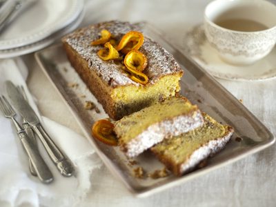 Con solo 5 ingredientes, prepará este budín extra húmedo de naranja y perfecto para una tarde matera