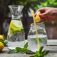 3 ventajas de tomar agua con limón tras despertar en la mañana y que son un tesoro para tu salud