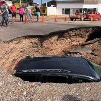 Socavón se "traga" una camioneta en Cajeme, Sonora