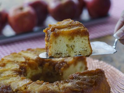 Con 2 manzanas y 2 huevos, prepará esta deliciosa torta invertida sin gluten para tus tardes materas