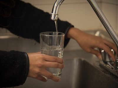 Provincias en alerta: cuáles son las regiones con más arsénico en el agua potable