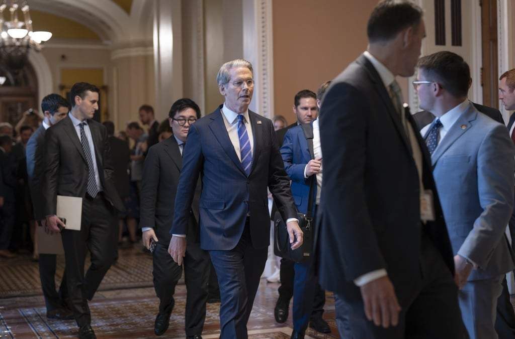 El secretario del Tesoro, Scott Bessent, centro, sale de una reunión a puerta cerrada con republicanos que trabajan para impulsar el ambicioso proyecto de ley de política interna del presidente Donald Trump, en el Capitolio de Washington, el viernes 27 de junio de 2025