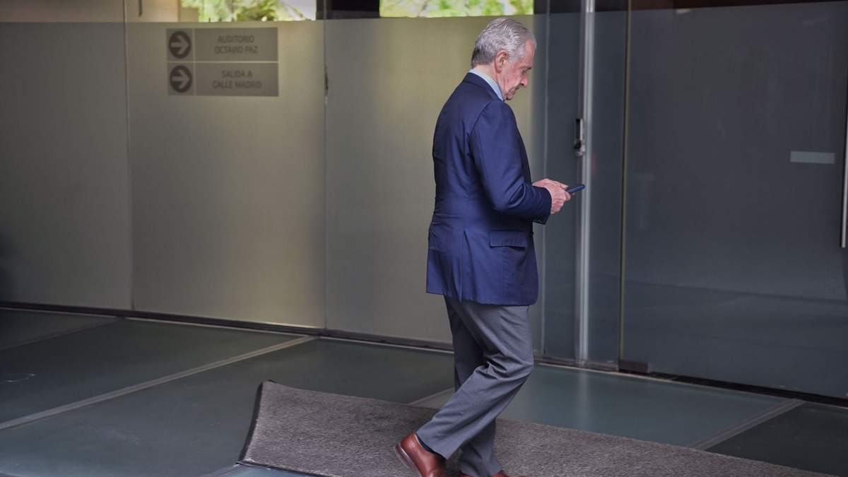 Santiago Creel antes de la sesión de la Comisión Permanente