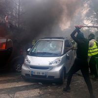 Chocan policías y Chalecos Amarillos durante protestas en Francia