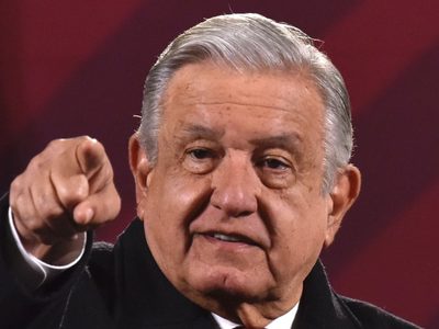 "Pobre abogada Yasmín": AMLO critica "guerra de potentados y medios" contra la ministra