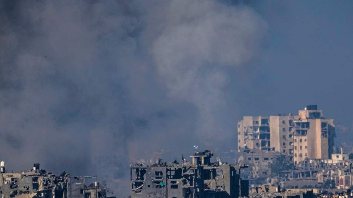 El humo se eleva después de un ataque israelí en la Franja de Gaza este sábado