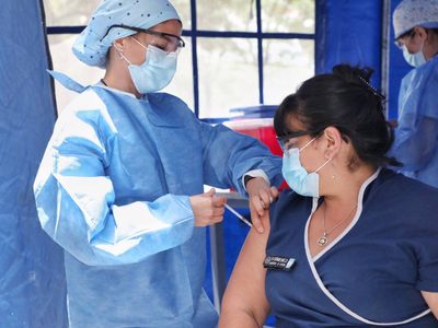 Vacuna contra el coronavirus: afirman que solo el 5% del personal de salud recibió las dosis