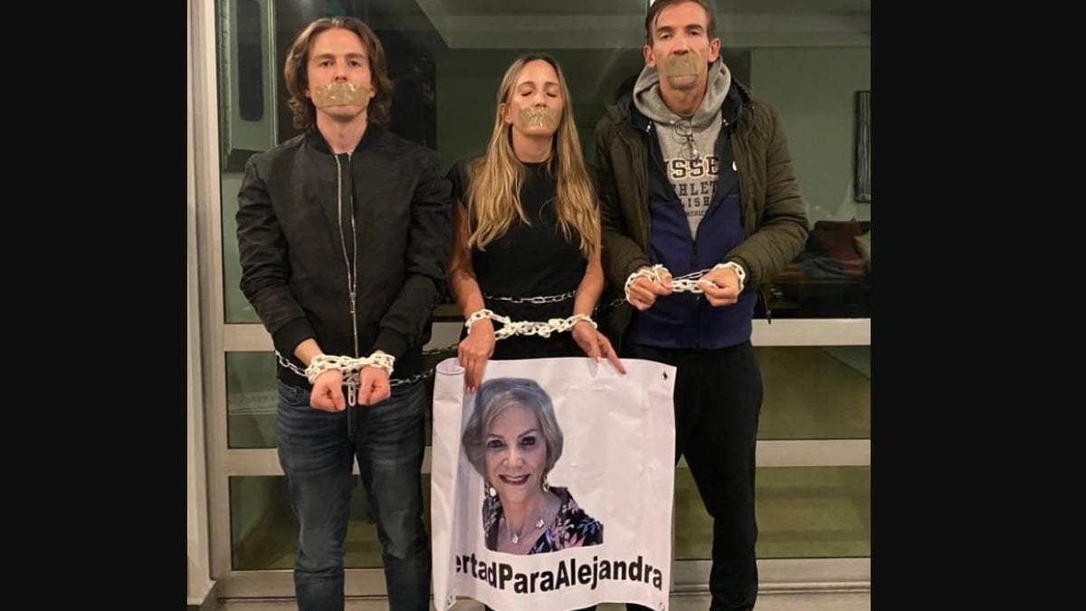 Los hijos de Alejandra Cuevas Morán en una protesta