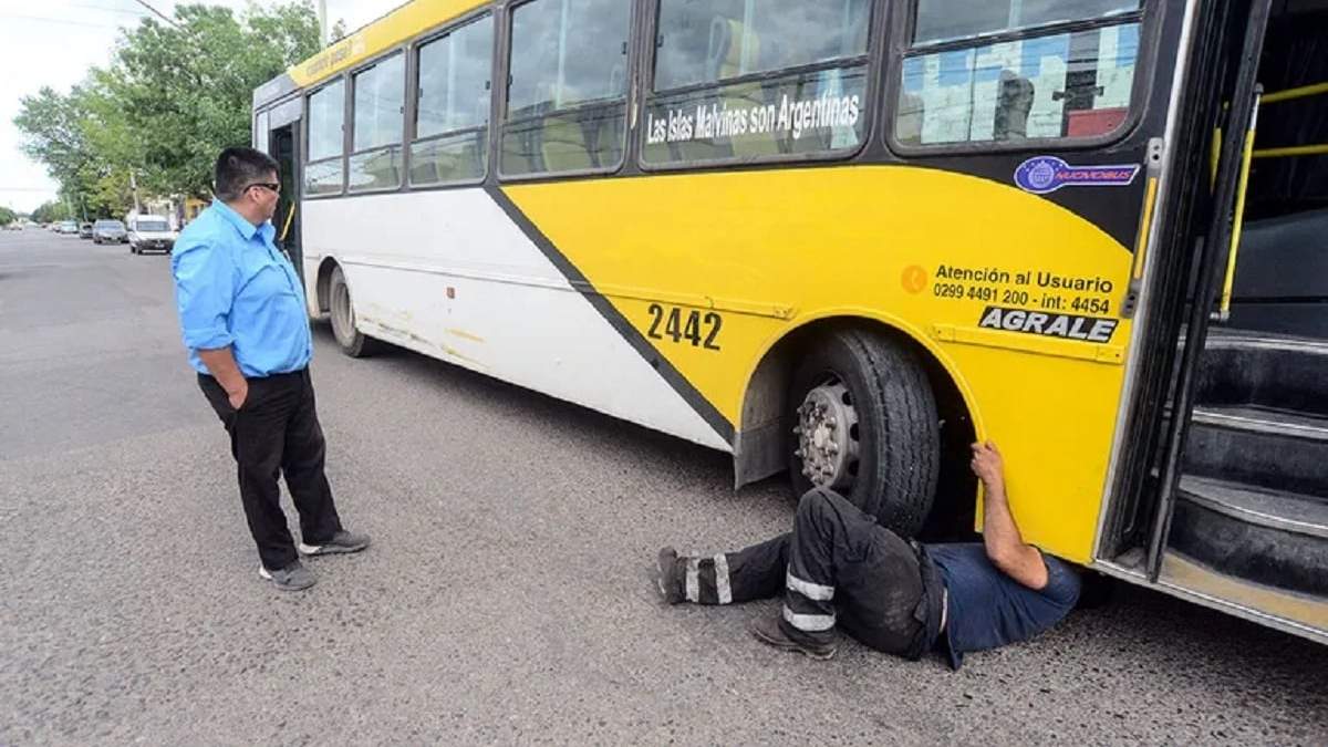 Un colectivo de la Línea 4 tuvo un problema mecánico. Fuente: (LMN).