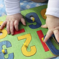 Proponen la creación del “Programa provincial de salas maternales” en las escuelas de Neuquén