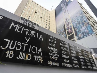 Causa AMIA: la fiscalía pide sobreseer a 12 imputados por el atentado y los familiares se oponen