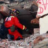 Rescatan a dos menores 65 horas después del terremoto en Turquía: los videos