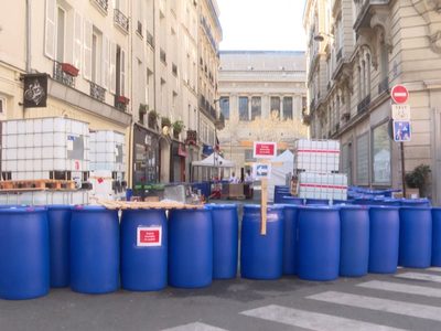 Un farmacéutico produce alcohol en gel en plena calle de París