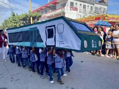Disfrazan de Tren Maya a niños de preescolar para el desfile de la Revolución
