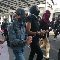 Alumnos de prepa de la UNAM vandalizan Rectoría y convocan a huelga (Video)