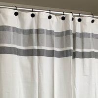 No tires las argollas viejas de las cortinas del baño: mirá lo valiosas que son para organizar tu placard