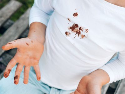 El truco milagroso de las tintorerías para quitar las manchas de chocolate de la ropa
