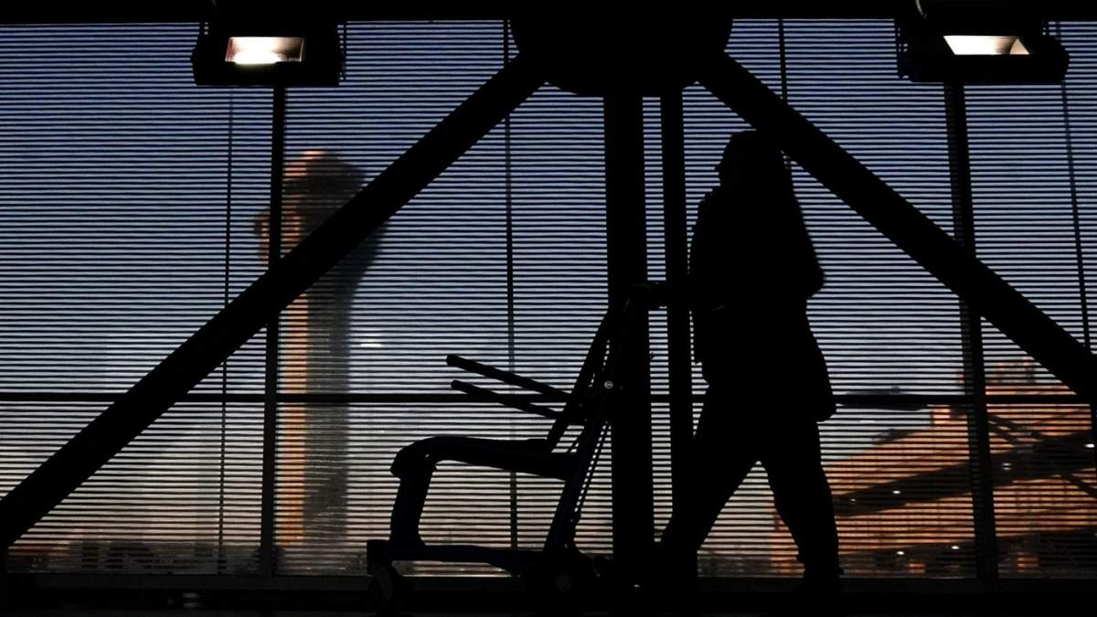 Una empleada de una aerolínea con una silla de ruedas en el Aeropuerto Internacional O'Hare en Chicago
