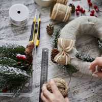 No tirés el cartón del maple de huevos: hacé este hermoso adorno navideño para la puerta de tu casa