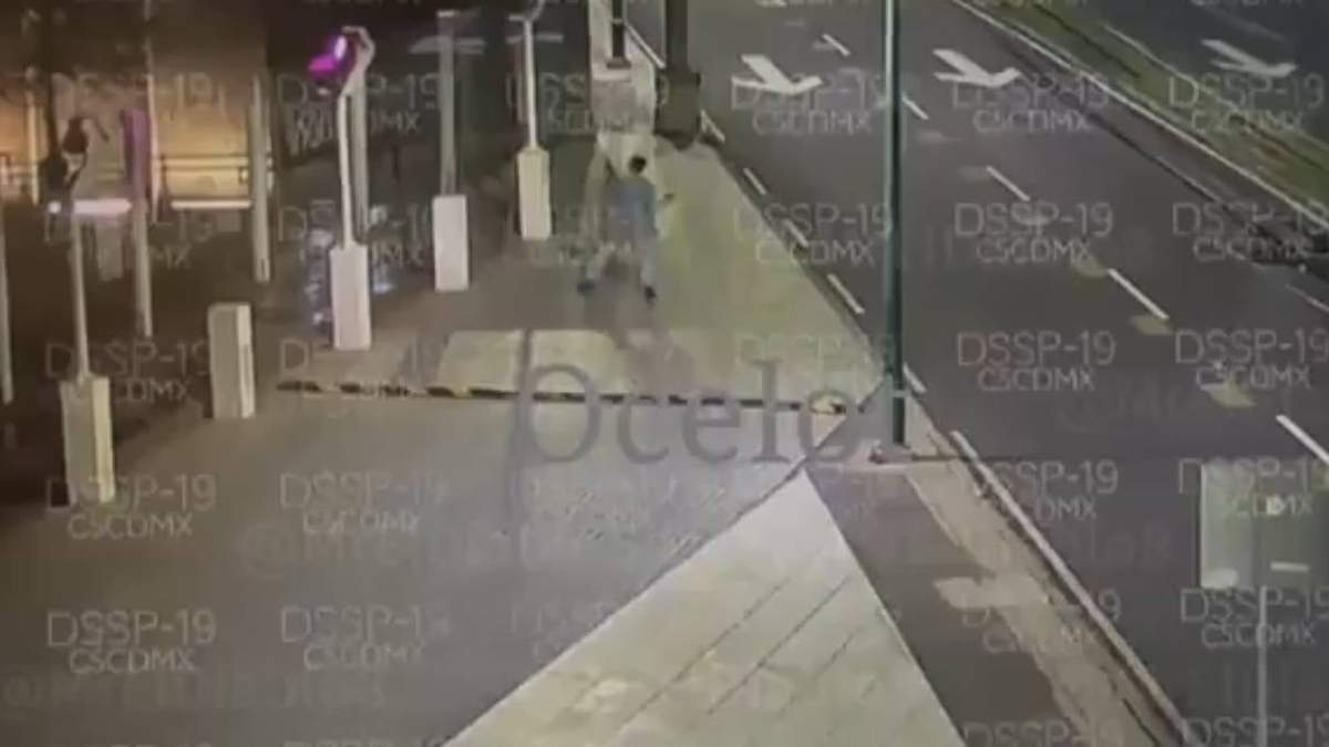 El momento en el que un sujeto vandaliza las instalaciones del INAI